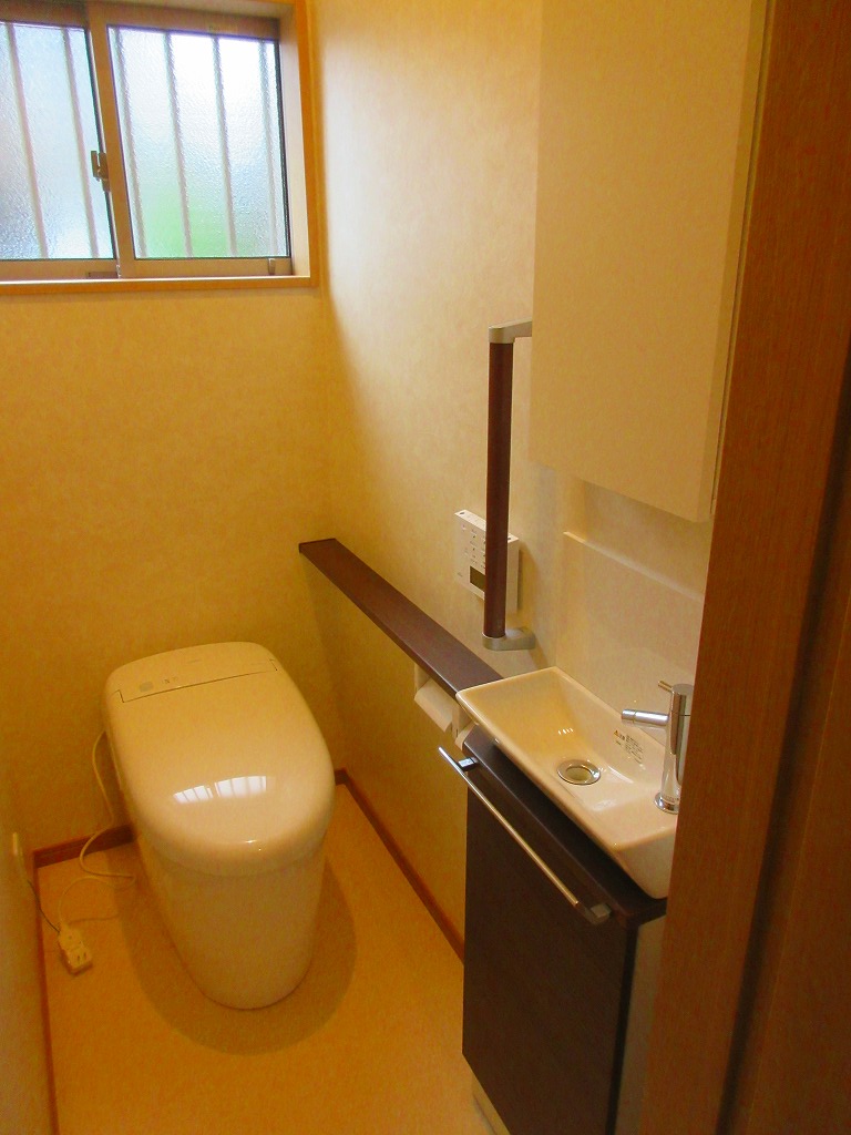 収納スペースふんだんに考えた邸宅【やねきハウスの新築注文住宅】：トイレ